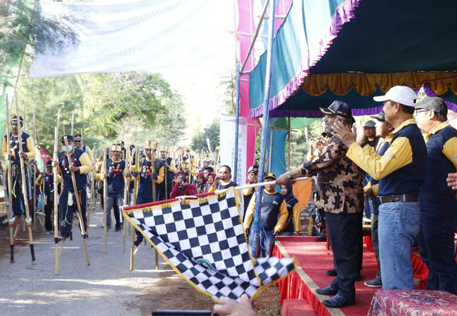 https://seputarmadura.com/wp-content/uploads/2019/11/Egrang-Meriahkan-Puncak-HKN-Pemprov-Jatim-di-Pantai-Lombang-Sumenep.jpg