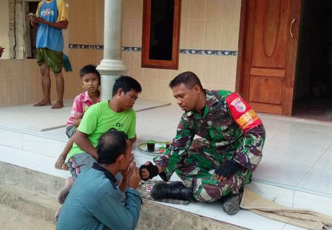 https://seputarmadura.com/wp-content/uploads/2019/11/Komsos-Sambil-Pantau-Situasi-Menjadi-Tugas-Rutin-Babinsa.jpg