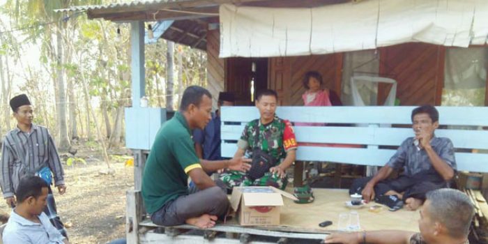 https://seputarmadura.com/wp-content/uploads/2019/11/Pantau-Perkembangan-Wilayah-Dengan-Komsos-Babinsa-Bersama-Warga-di-Pulau-Sapeken.jpg