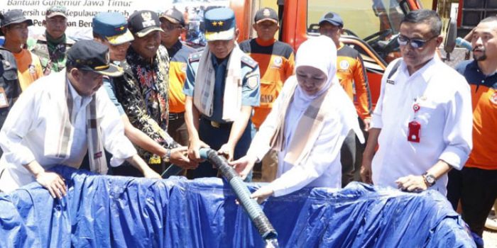 https://seputarmadura.com/wp-content/uploads/2019/11/Warga-Pulau-Sapudi-Sumenep-Digerojok-Air-Bersih-750-ribu-liter.jpg