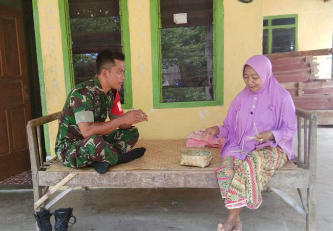 https://seputarmadura.com/wp-content/uploads/2019/12/Akhir-Tahun-2019-Babinsa-Koramil-Giligenting-Tetap-Aktif-Komsos-ke-Warganya.jpg