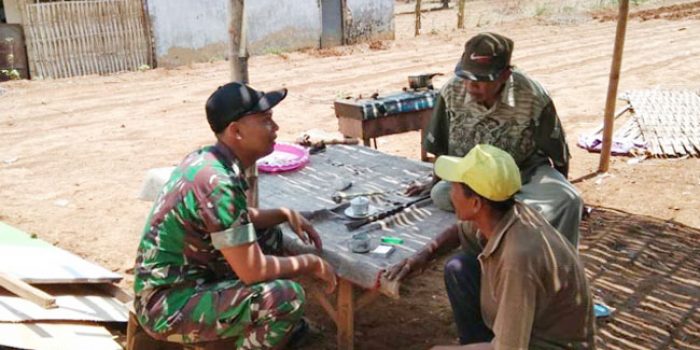 https://seputarmadura.com/wp-content/uploads/2019/12/Babinsa-Koramil-Guluk-guluk-Keliling-Melaksanakan-Komsos-.jpg