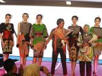 https://seputarmadura.com/wp-content/uploads/2019/12/Kepala-Diskop-UKM-Sumenep-Salut-Karya-Batik-Wirausaha-Muda-Mulai-Dikenal.jpg