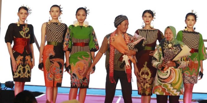 https://seputarmadura.com/wp-content/uploads/2019/12/Kepala-Diskop-UKM-Sumenep-Salut-Karya-Batik-Wirausaha-Muda-Mulai-Dikenal.jpg