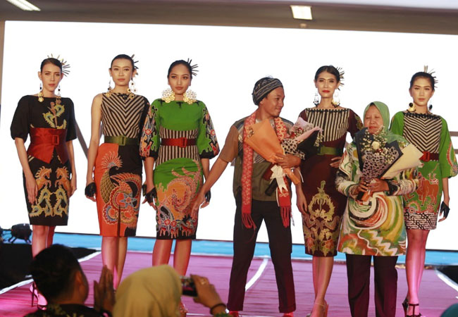 https://seputarmadura.com/wp-content/uploads/2019/12/Kepala-Diskop-UKM-Sumenep-Salut-Karya-Batik-Wirausaha-Muda-Mulai-Dikenal.jpg