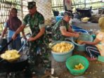 https://seputarmadura.com/wp-content/uploads/2019/12/Sambil-Komsos-Babinsa-Koramil-Manding-Bantu-Pengolahan-Keripik-Singkong.jpg