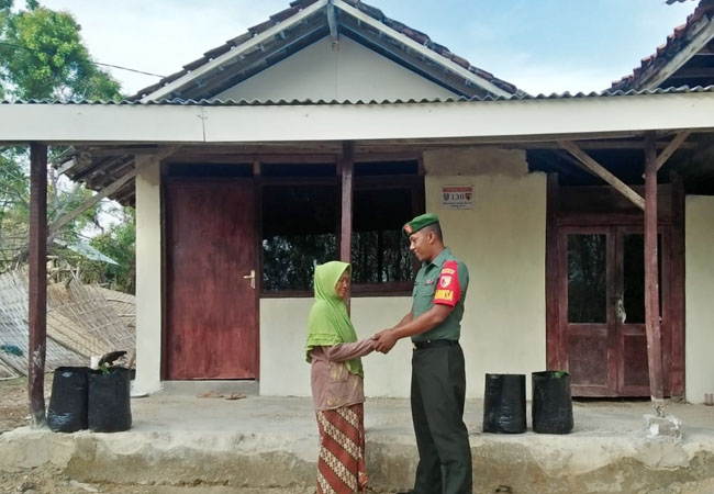 https://seputarmadura.com/wp-content/uploads/2019/12/Sinergitan-TNI-dan-Warga-Dalam-Program-Pembangunan-Rutilahu-.jpg