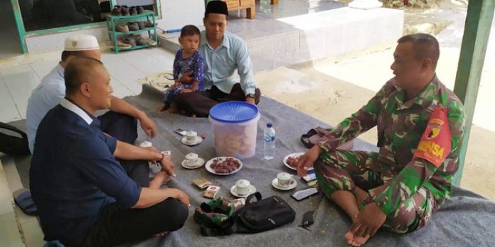 https://seputarmadura.com/wp-content/uploads/2019/12/Tumbuhkan-Rasa-Peduli-Babinsa-Terhadap-Warga-Dengan-Rutin-Komsos.jpg