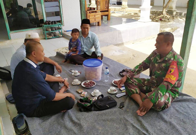 https://seputarmadura.com/wp-content/uploads/2019/12/Tumbuhkan-Rasa-Peduli-Babinsa-Terhadap-Warga-Dengan-Rutin-Komsos.jpg