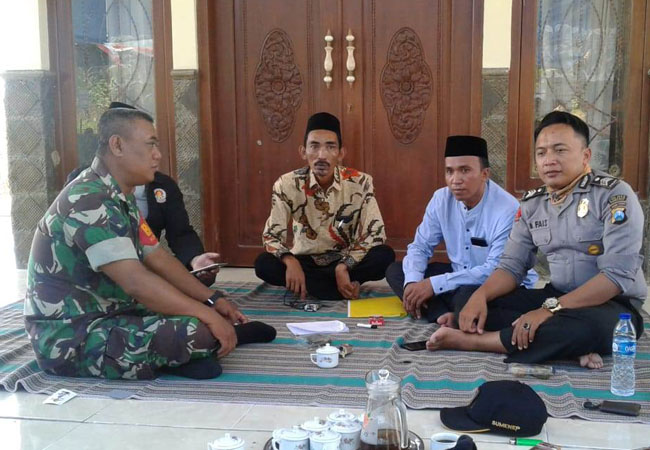 https://seputarmadura.com/wp-content/uploads/2020/01/Bersama-sama-Babinsa-Koramil-Guluk-guluk-Dan-Bhabinkamtibmas-Melaksanakan-Komsos.jpg