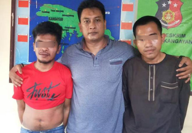https://seputarmadura.com/wp-content/uploads/2020/01/Ibnu-Hajar-Bersama-Rekannya-Meringkuk-di-Polsek-Kangayan.jpg