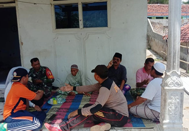 https://seputarmadura.com/wp-content/uploads/2020/01/Kompak-Babinsa-Dan-Bhabinkamtibmas-Bluto-Komsos-Bersama-Ke-Warga.jpg