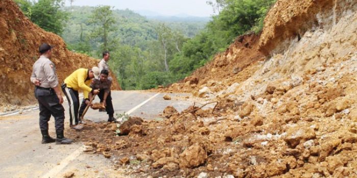 https://seputarmadura.com/wp-content/uploads/2020/01/Tebing-Longsor-Jalan-Lingkar-Utara-Sumenep-Ditutup-Sementara.jpg