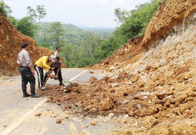 https://seputarmadura.com/wp-content/uploads/2020/01/Tebing-Longsor-Jalan-Lingkar-Utara-Sumenep-Ditutup-Sementara.jpg
