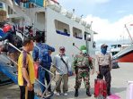 https://seputarmadura.com/wp-content/uploads/2020/03/Babinsa-Bersama-Bhabinkamtibmas-Cek-Suhu-Tubuh-Penumpang-di-Pelabuhan-Kalianget-.jpg