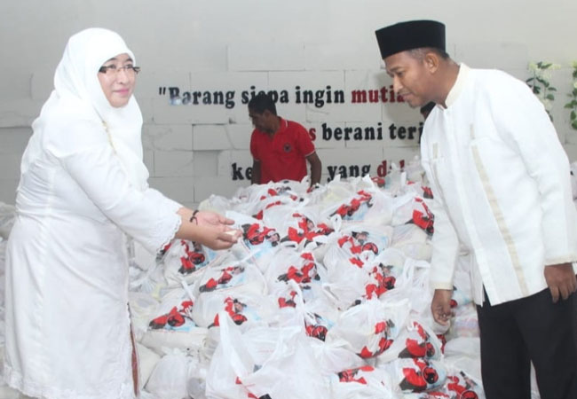 https://seputarmadura.com/wp-content/uploads/2020/03/Ditengah-Wabah-Corona-11-432-Bungkus-Sembako-Dari-Achmad-Fauzi-Peduli-Mulai-Disebar-ke-Warga-Kurang-Mampu-di-Sumenep.jpg