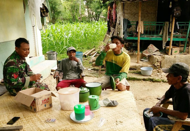 https://seputarmadura.com/wp-content/uploads/2020/03/Interaksi-Yang-Dijalin-Babinsa-Koramil-Kota-Sumenep-Dengan-Aktif-Komsos.jpg