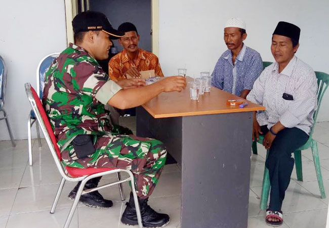 https://seputarmadura.com/wp-content/uploads/2020/03/Komsos-Jadi-Alat-Babinsa-Koramil-Guluk-Guluk-Kuasai-Wilayah-Binaannya.jpg