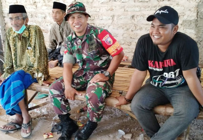 https://seputarmadura.com/wp-content/uploads/2020/03/Koptu-Agus-Hariyanto-Rajin-Komsos-Bersama-Warga-Desa-Binaannya.jpg