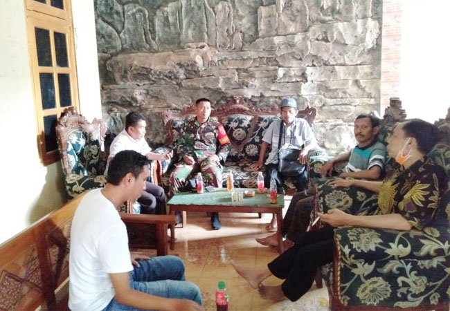 https://seputarmadura.com/wp-content/uploads/2020/03/Terlihat-Penuh-Keakraban-Komsos-Babinsa-Koramil-Rubaru-Bersama-Warga.jpg