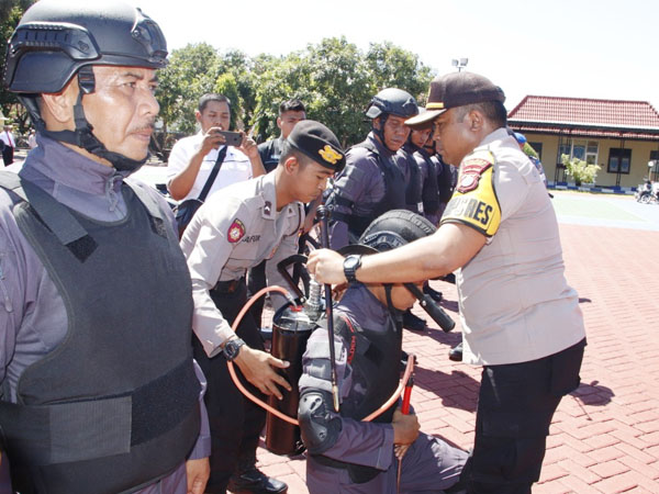 https://seputarmadura.com/wp-content/uploads/2020/03/Tim-Jokotole-Bentukan-Polres-Sumenep-Bertugas-Mencegah-Penyebaran-Covid-19.jpg