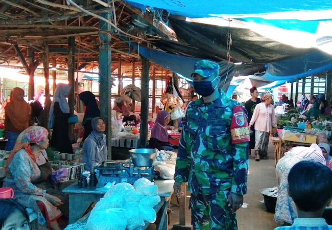https://seputarmadura.com/wp-content/uploads/2020/04/Berbaur-Di-Dalam-Pasar-Menjadi-Kegiatan-Komsos-Babinsa-Koramil-Gapura.jpg
