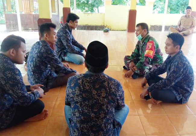 https://seputarmadura.com/wp-content/uploads/2020/04/Bersama-Perangkat-Desa-Komsos-Digelar-Oleh-Babinsa-Koramil-Ambunten-.jpg