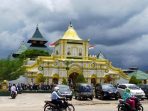 https://seputarmadura.com/wp-content/uploads/2020/04/Kemegahan-Bangunan-Masjid-Jamik-Tetap-Menjadi-Icon-Wisata-Religi-di-Sumenep.jpg