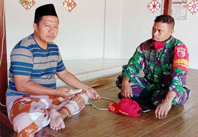 https://seputarmadura.com/wp-content/uploads/2020/04/Komsos-Babinsa-Koramil-Ambunten-Tingkatkan-Hubungan-Kerja-Dengan-Warganya.jpg