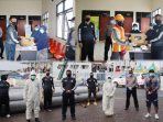 https://seputarmadura.com/wp-content/uploads/2020/04/Sambil-Gowes-Kapolres-Sumenep-Beri-Bantuan-APD-dan-Minuman-Suplemen-ke-Petugas-Medis-di-Posko-Mudik-dan-Pelayanan-Covid-19.jpg