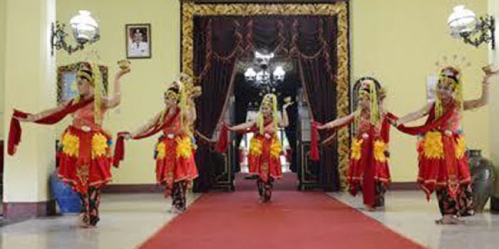 https://seputarmadura.com/wp-content/uploads/2020/04/Tari-Muang-Sangkal-Sebuah-Warisan-Budaya-Sumenep.jpg
