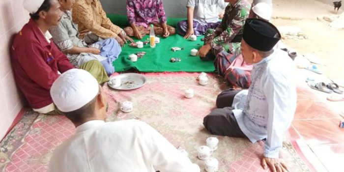 https://seputarmadura.com/wp-content/uploads/2020/04/Tingkatkan-Pantau-Perkembangan-di-Masyarakat-Dengan-Komsos-Babinsa-Koramil-Guluk-Guluk-.jpg