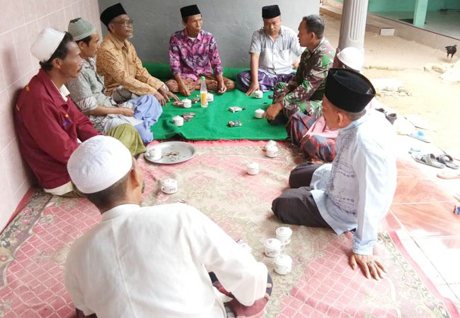 https://seputarmadura.com/wp-content/uploads/2020/04/Tingkatkan-Pantau-Perkembangan-di-Masyarakat-Dengan-Komsos-Babinsa-Koramil-Guluk-Guluk-.jpg