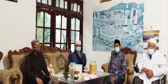 https://seputarmadura.com/wp-content/uploads/2020/05/Achmad-Fauzi-Sowan-dan-Minta-Doa-Pengasuh-Ponpes-di-Sumenep.jpg