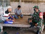 https://seputarmadura.com/wp-content/uploads/2020/05/Babinsa-Koramil-Dungkek-Bagi-bagi-Masker-Cegah-Penyebaran-Covid-19.jpg