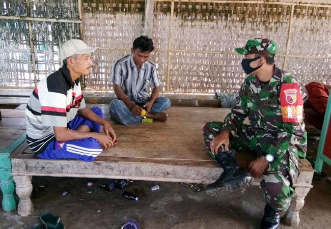 https://seputarmadura.com/wp-content/uploads/2020/05/Babinsa-Koramil-Dungkek-Bagi-bagi-Masker-Cegah-Penyebaran-Covid-19.jpg