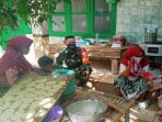 https://seputarmadura.com/wp-content/uploads/2020/05/Ciptakan-Kebersamaan-Babinsa-Koramil-Gapura-Bersama-Pengrajin-Kerupuk.jpg