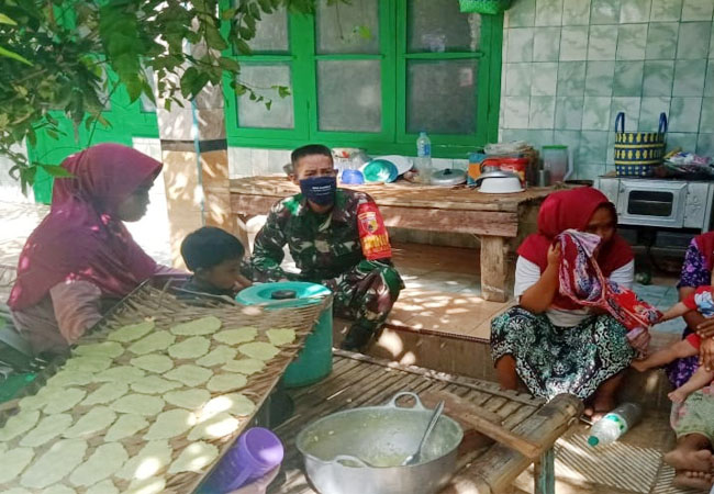 https://seputarmadura.com/wp-content/uploads/2020/05/Ciptakan-Kebersamaan-Babinsa-Koramil-Gapura-Bersama-Pengrajin-Kerupuk.jpg