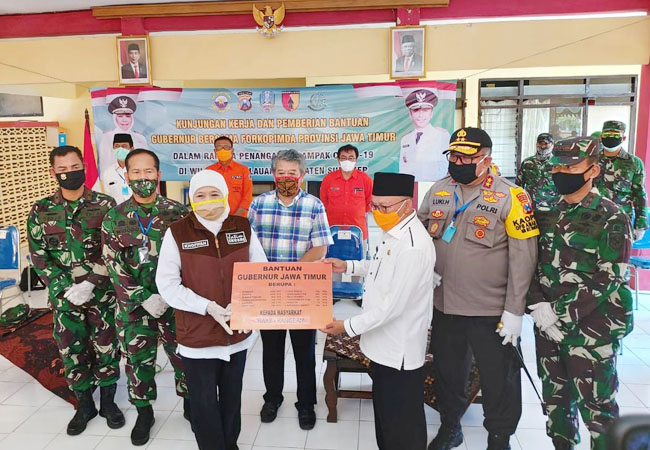 https://seputarmadura.com/wp-content/uploads/2020/05/Gubernur-Beserta-Forkopimda-Jatim-Serahkan-Bantuan-Percepatan-Penanganan-Covid-19-di-Pulau-Raas-Sumenep.jpg