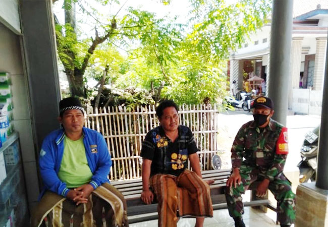 https://seputarmadura.com/wp-content/uploads/2020/05/Komsos-Babinsa-Mencerminkan-Rasa-Kemanunggalan-TNI-Bersama-Rakyat-.jpg