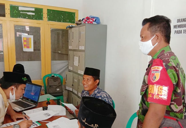 https://seputarmadura.com/wp-content/uploads/2020/05/Komsos-Diperlukan-Untuk-Bangun-Konsep-Diri-Babinsa-Koramil-Raas-Bersama-Warganya-.jpg