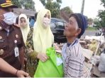 https://seputarmadura.com/wp-content/uploads/2020/05/Peduli-Warga-Terdampak-Covid-19-di-Bulan-Suci-Ramadhan-Kajari-Sumenep-Bagi-bagi-100-Sembako.jpg
