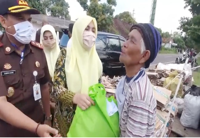 https://seputarmadura.com/wp-content/uploads/2020/05/Peduli-Warga-Terdampak-Covid-19-di-Bulan-Suci-Ramadhan-Kajari-Sumenep-Bagi-bagi-100-Sembako.jpg