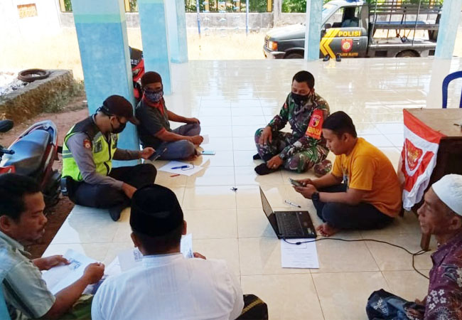 https://seputarmadura.com/wp-content/uploads/2020/05/Pendataan-Warga-Terdamapk-Covid-19-Dilakukan-Dengan-Komsos-Babinsa-Koramil-Bluto.jpg