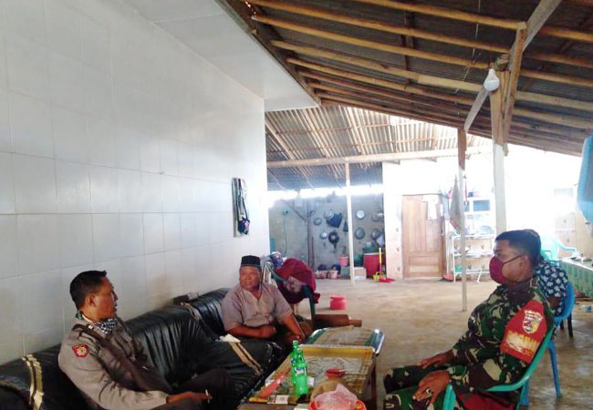 https://seputarmadura.com/wp-content/uploads/2020/06/Anjangsana-Babinsa-Koramil-Raas-Bersama-Bhabinkamtibmas-ke-Rumah-Warga.jpg