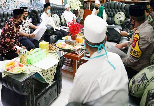 https://seputarmadura.com/wp-content/uploads/2020/06/Bupati-Sumenep-Datangi-Ponpes-Untuk-Samakan-Persepsi-Sambut-New-Normal-.jpg