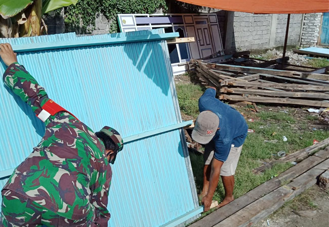 https://seputarmadura.com/wp-content/uploads/2020/06/Gotong-Royong-Rehab-Rumah-Jadi-Bagian-Komsos-Babinsa-Koramil-Sapeken.jpg