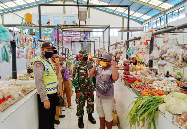 https://seputarmadura.com/wp-content/uploads/2020/06/Grebek-Pasar-Murah-Jadi-Rutinitas-Babinsa-Bersama-Bhabinkamtibmas-Dekati-Warga.jpg