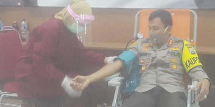 https://seputarmadura.com/wp-content/uploads/2020/06/Polres-Sumenep-Bantu-PMI-Penuhi-Kebutuhan-Darah-Dengan-Aksi-Donor.jpg