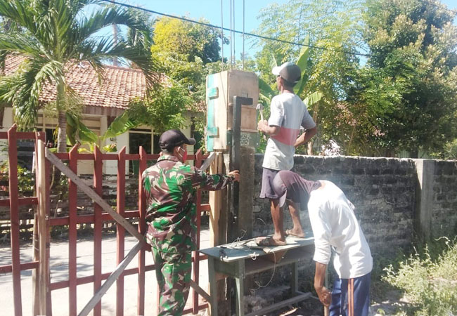 https://seputarmadura.com/wp-content/uploads/2020/06/Saling-Bantu-Dengan-Warga-Binaannya-Ditunjukkan-Babinsa-Koramil-Sapeken.jpg